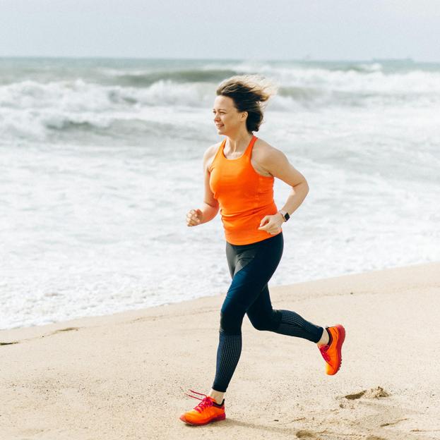 Mujer corriendo por la playa. 