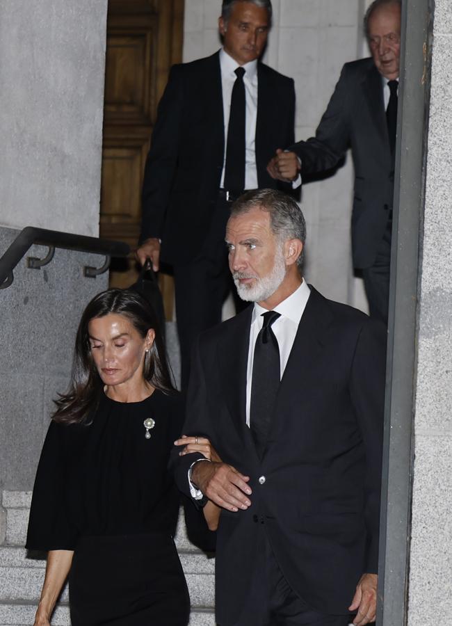 La salida de los reyes Felipe y Letizia, y don Juan Carlos unos metros detrás. (GTRES)