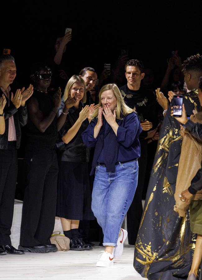 Sarah Burton en su último desfile como directora creativa de Alexander McQueen.