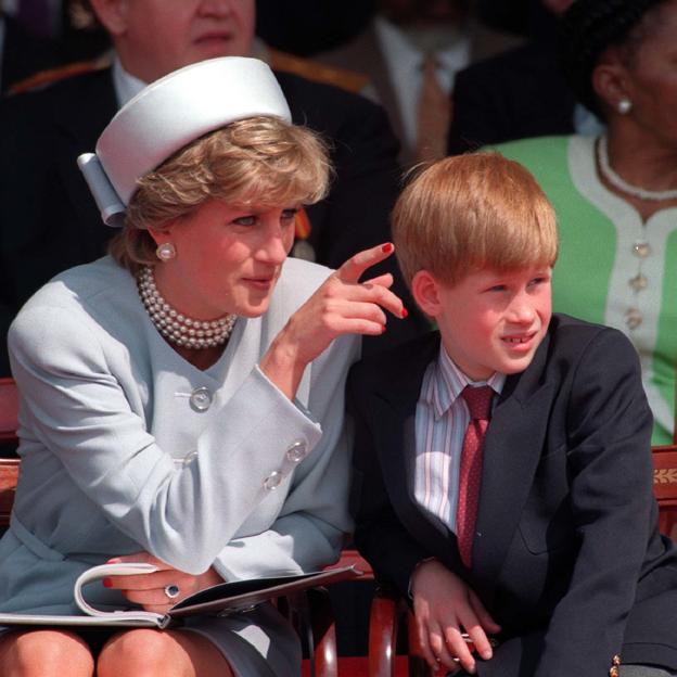 Diana de Gales y su hijo, el príncipe Harry, en una imagen de archivo. 