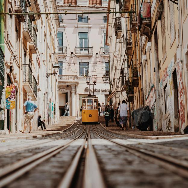 Una estampa típica de Lisboa, con uno de sus vistosos tranvías recorriendo una calle. 