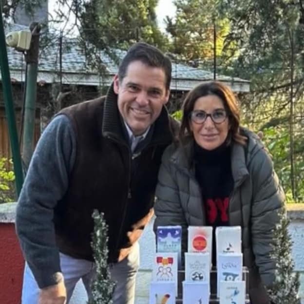 El duque de Anjou ha participado en mercadillos solidarios con sus juegos de cartas hoy fracasados.