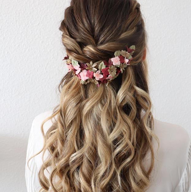 Semirrecogido con trenzas y accesorios