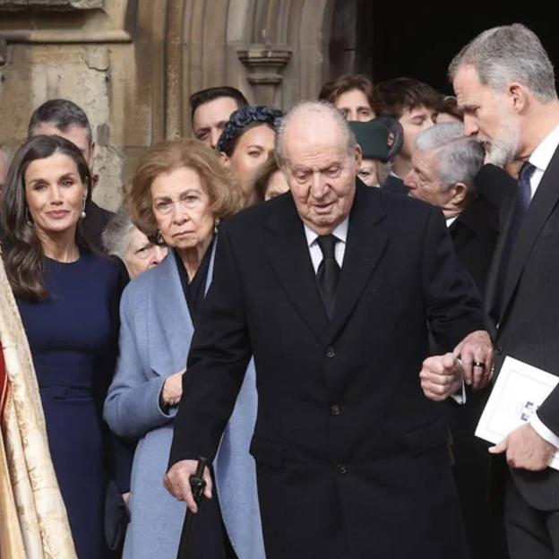 La salida de la capilla de San Jorge, en Windsor, donde se celebró la misa en memoria de Constantino de Grecia. 