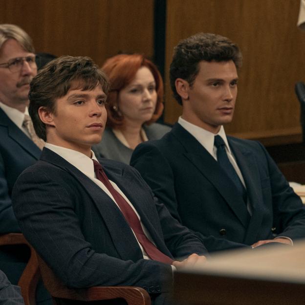 Nicholas Chavez y Cooper Koch como Lyle y Erik Menéndez en una imagen de la miniserie que recrea el crimen que cometieron y su posterior juicio.