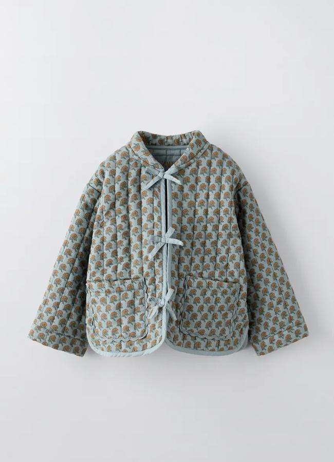 Chaqueta acolchada estampada de Zara Kids.