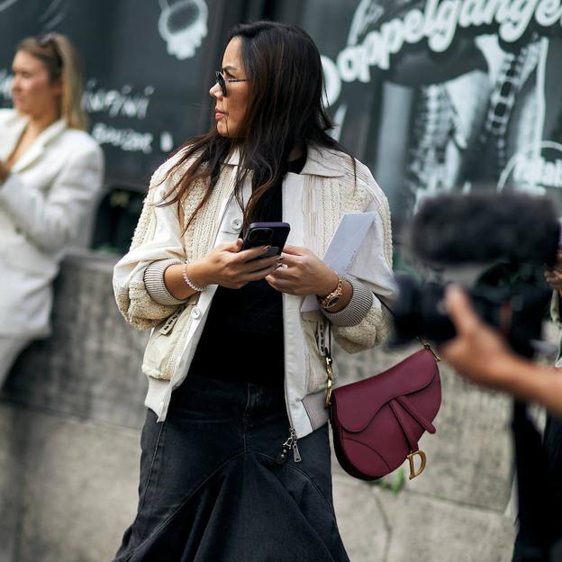 Los bolsos burdeos más especiales del momento para ir elegante y a la última