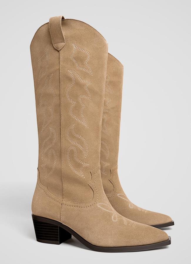 Botas de piel claritas de Stradivarius, 69,99 euros.