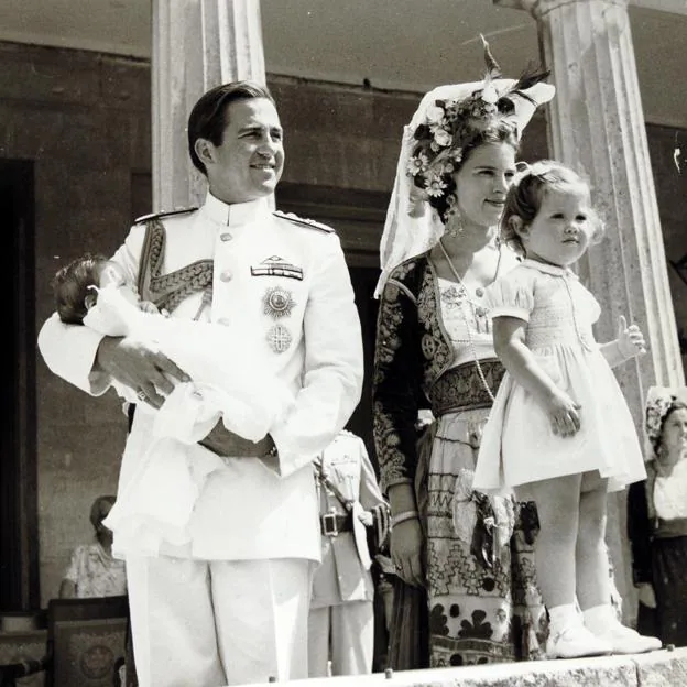 Constantino y Ana María y Constantino de Grecia junto a sus hijos, Pablo y Alexia. 