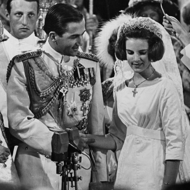 Así fue la boda de Constantino y Ana María de Grecia que la reina Sofía soñó con tener: cañonazos, royals y tiara de Cartier