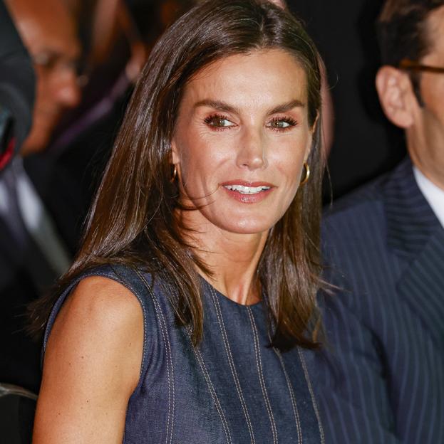 La reina Letizia ha elegido un vestido vaquero para acudir a la entrega de los Premios Retina Eco 2024.