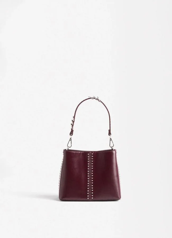 Bolso mini con tachuelas en burdeos de Parfois.