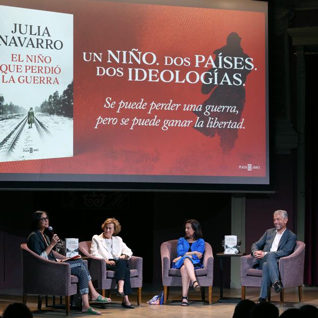 Imagen de un momento de la presentación de El niño que perdió la guerra. De izquierda a derecha, Inés Martín Rodrigo, Julia Navarro, Margarita Robles y David Trías.