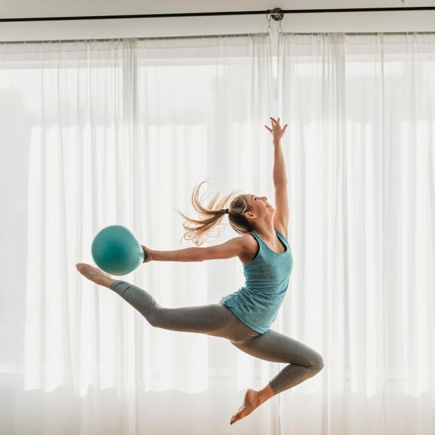 Mujer haciendo ejercicio de salto. 