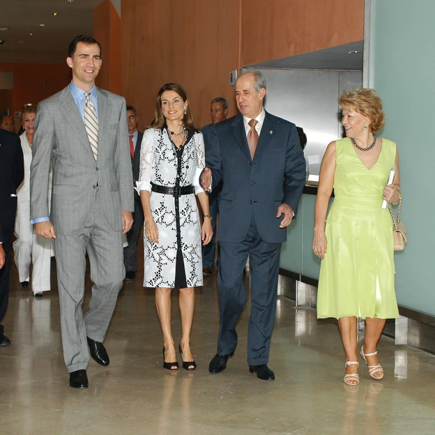 Juan Antonio Pérez Simón junto a don Felipe y doña Letizia, entonces príncipes de Asturias, en la inauguración de una exposición en el museo Thyssen de Madrid en 2006. 