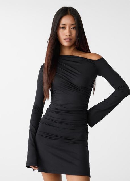 Vestido negro de Stradivarius (19,99 euros)