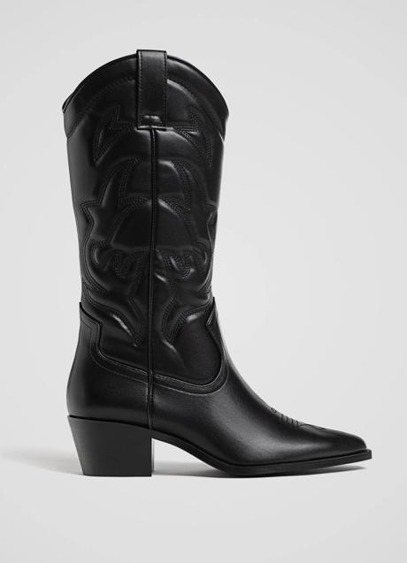 Botas negras de Stradivarius (49,99 euros)