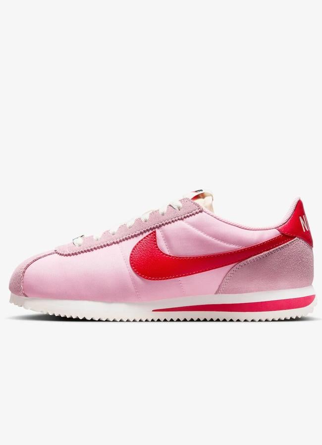 Nike Cortez en rosa y rojo.