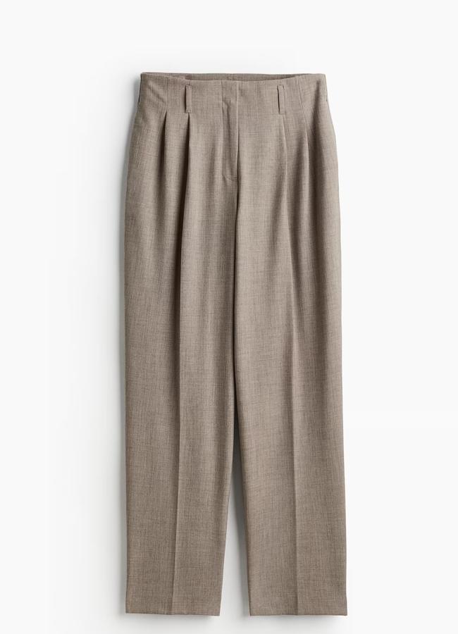 Pantalón de traje de color taupé de H&M, 35,99 euros.