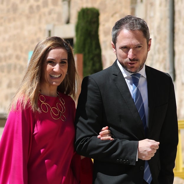 Alejandra Martos, en una boda junto a su hermano Manuel, exmarido de Amelia Bono.