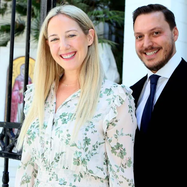 El favorecedor look de Teodora de Grecia antes de su boda: vestido camisero y bolso de Louis Vuitton