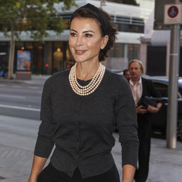 Silvia Gómez-Cuétara, elegantísima con cárdigan y perlas, en el funeral de Ramón Hermosilla