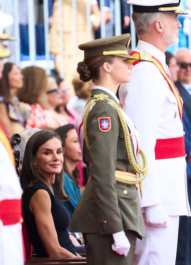 La reina Letizia, como todas las madres, ejerce de respaldo y salvaguarda en retaguardia de Leonor. (FOTO: LIMITED PICTURES) 