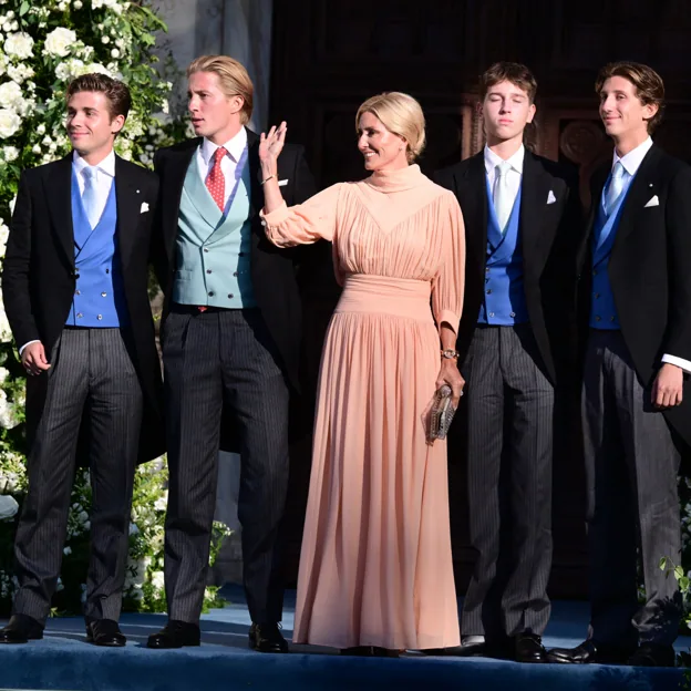 Marie-Chantal Miller con sus hijos en la boda. 