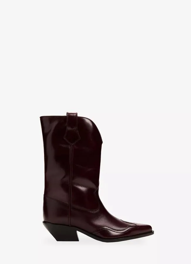 Botas cowboy en burdeos de Zara. Foto: Zara.