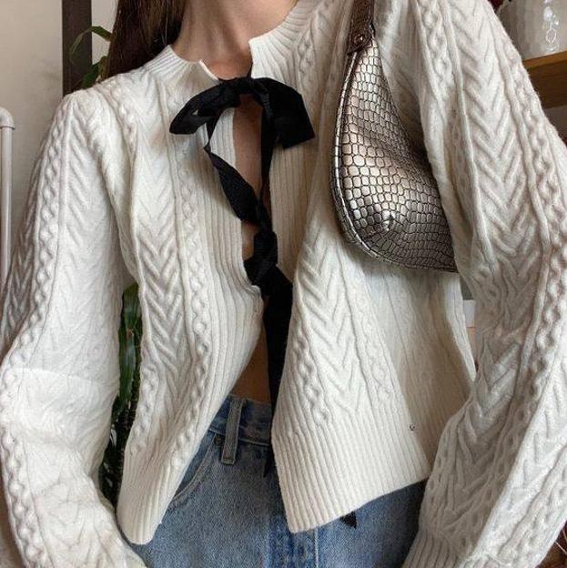 Influencer con chaqueta de punto especial con detalle de lazos