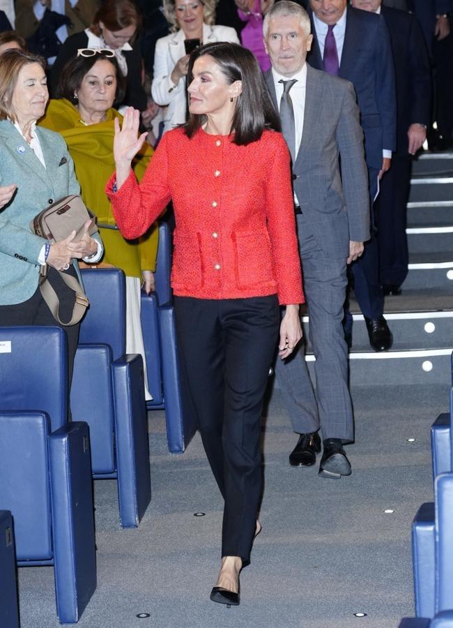 La reina Letizia con una chaqueta roja. / LIMITED PICTURES