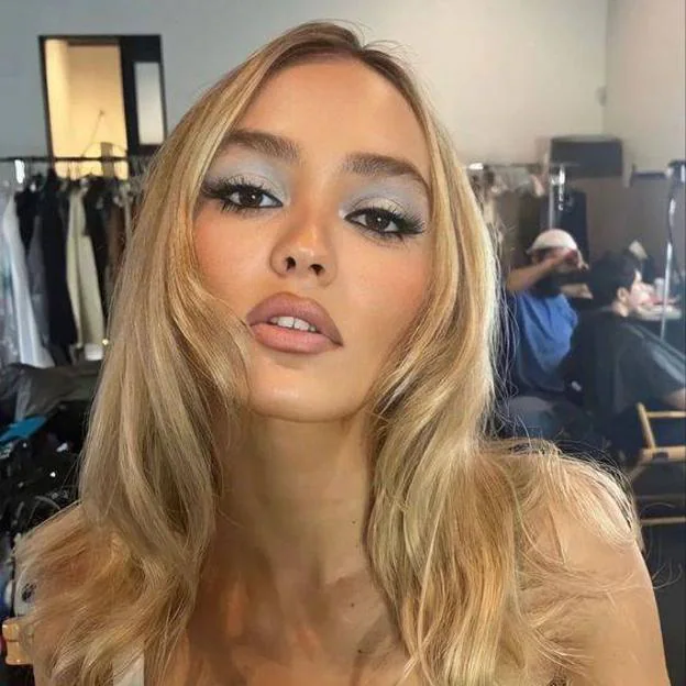 Lily-Rose Depp con maquillaje de ojos gris metalizado tendencia para otoño