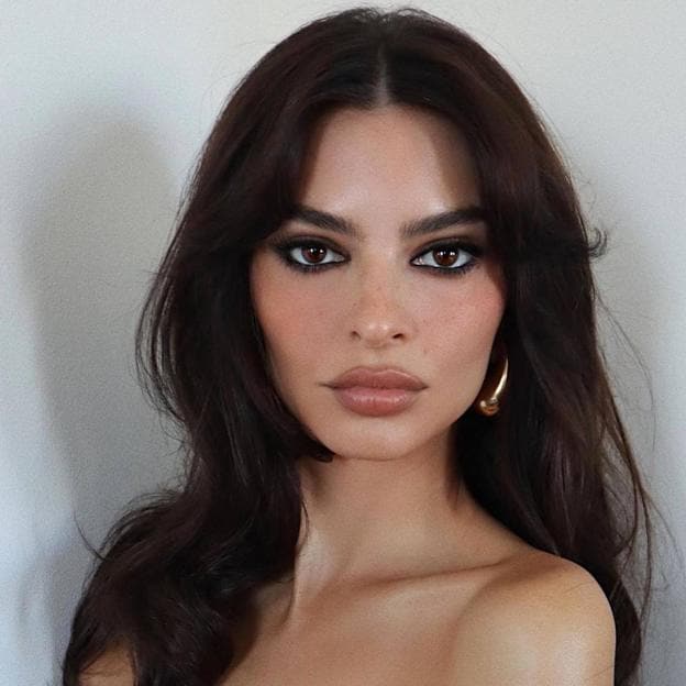 Emily Ratajkowski con eyeliner negro estilo grunge tendencia para otoño