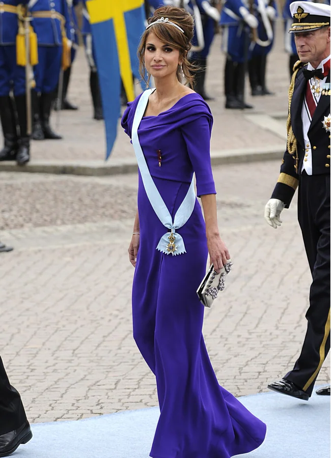 Su precioso y elegantísimo diseño púrpura de Armani Privé en la boda de Victoria de Suecia y Daniel Westling GTRES.