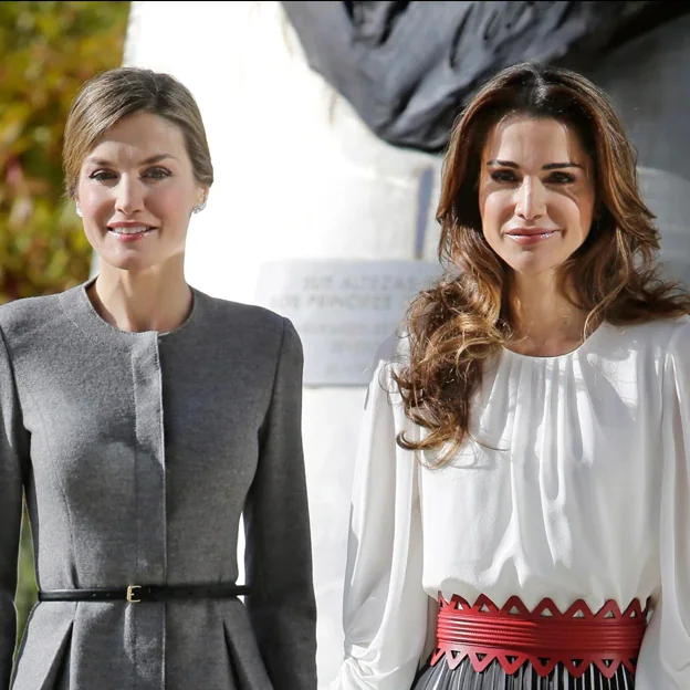 Rania de Jordania y la reina Letizia en un encuentro en 2015. Una imagen que no se repetirá esta vez. 