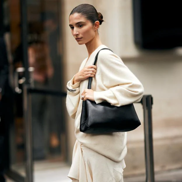 Mujer con total look blanco