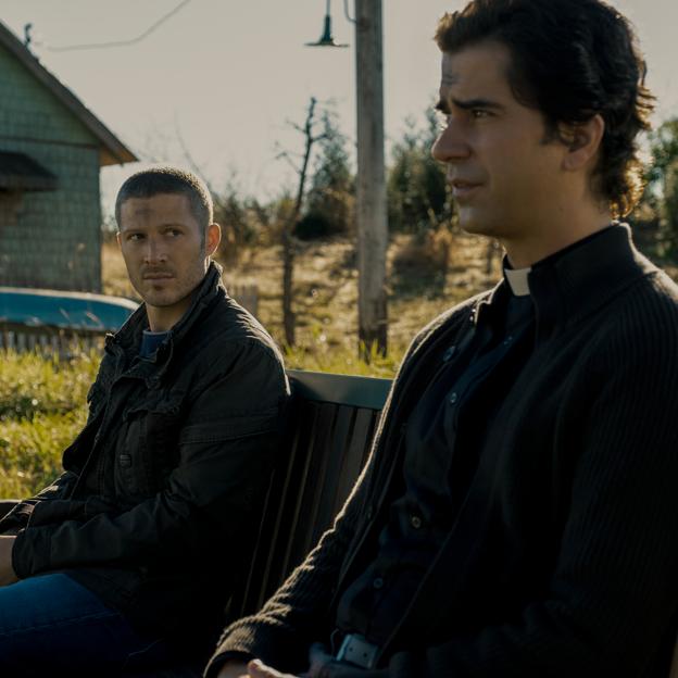 Zach Gilford y Hamish Linklater en una imagen de Misa de Medianoche, una de las miniseries ideales para ver este otoño. 