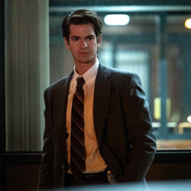 Andrew Garfield en una imagen de la miniserie Por mandato del cielo.