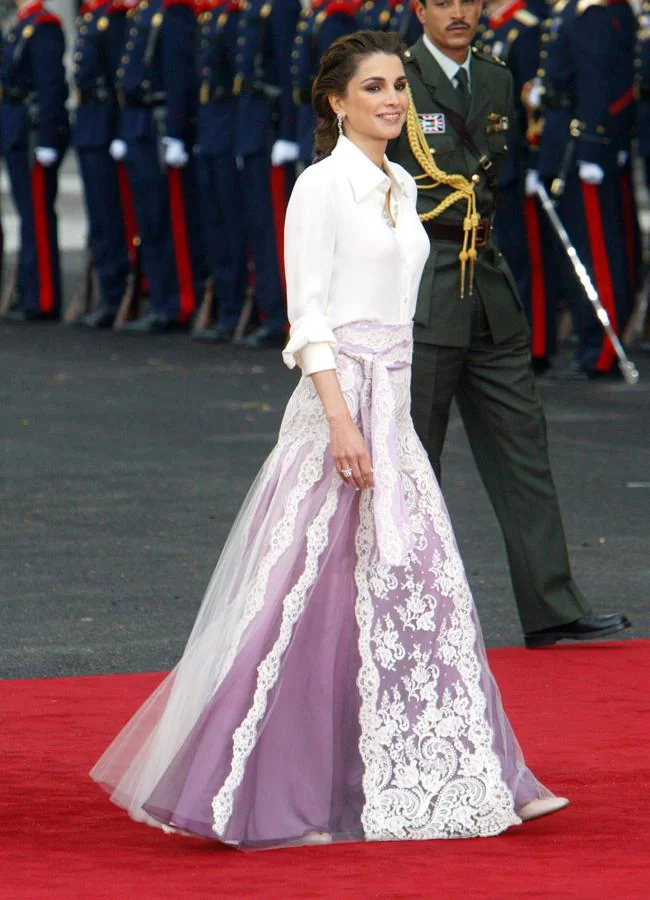 El inolvidable look de Rania de Jordania en la boda de los hoy reyes don Felipe y doña Letizia: una blusa y falda con encaje de Givenchy Alta Costura. GTRES.