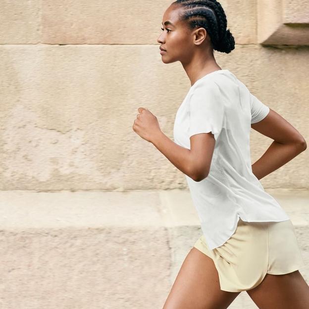 Mujer corriendo al aire libre. 