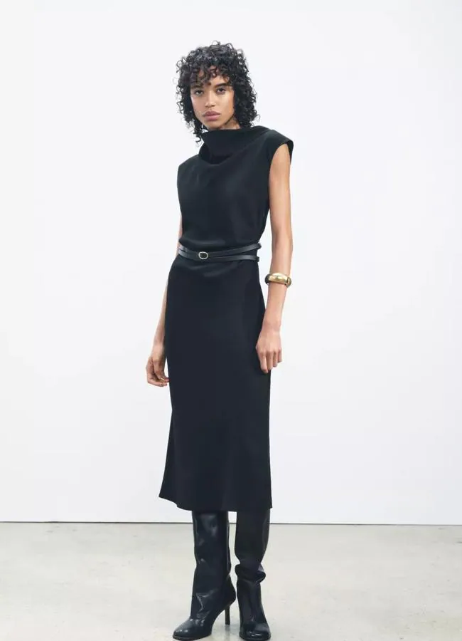 Vestido negro de Zara (19,99 euros).