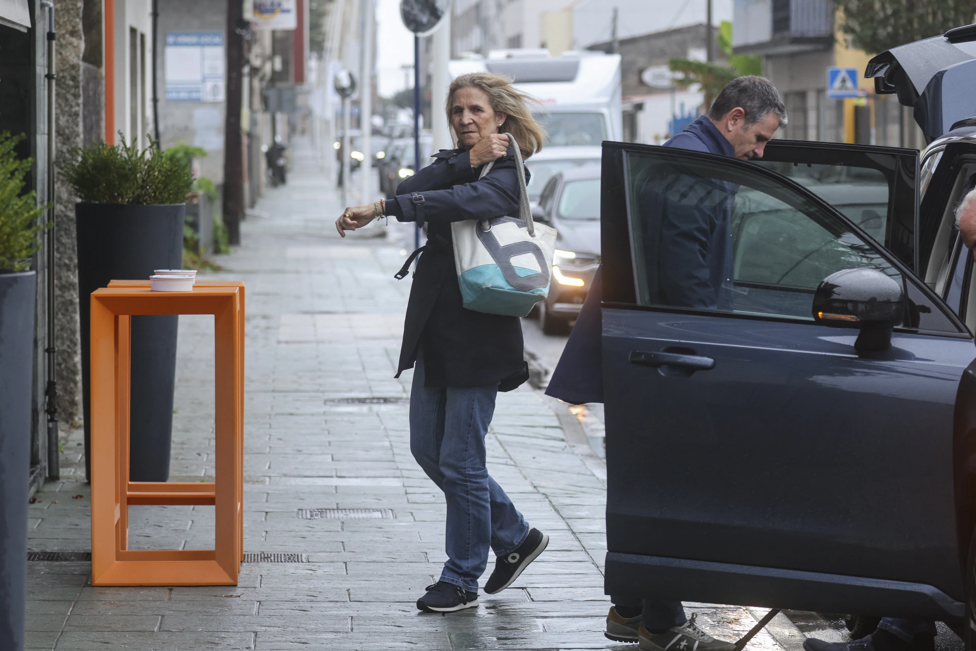 El look cómodo de la infanta Elena con zapatillas de Ecoalf. Foto: Gtres.