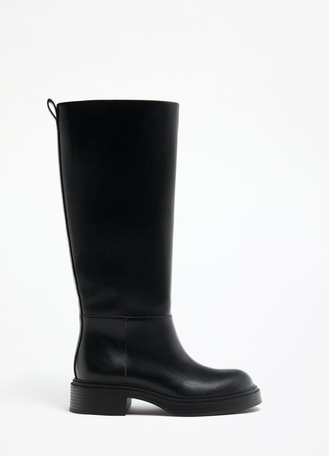 Bota alta plana, 39,99 euros.