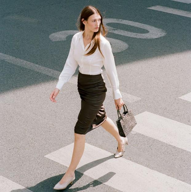 Look con falda midi para otoño