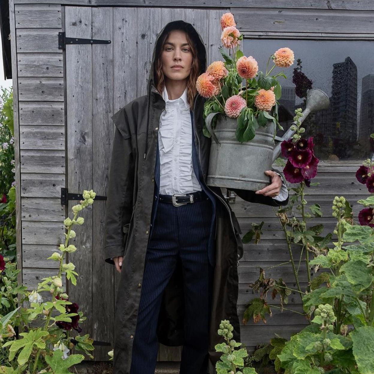 Alexa Chung con una chaqueta impermeable/@barbour