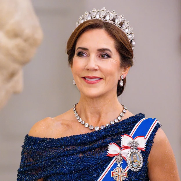 Mary de Dinamarca deslumbra en su primera cena de Estado como reina: vestido reciclado, tiara de perlas y bacalao del norte