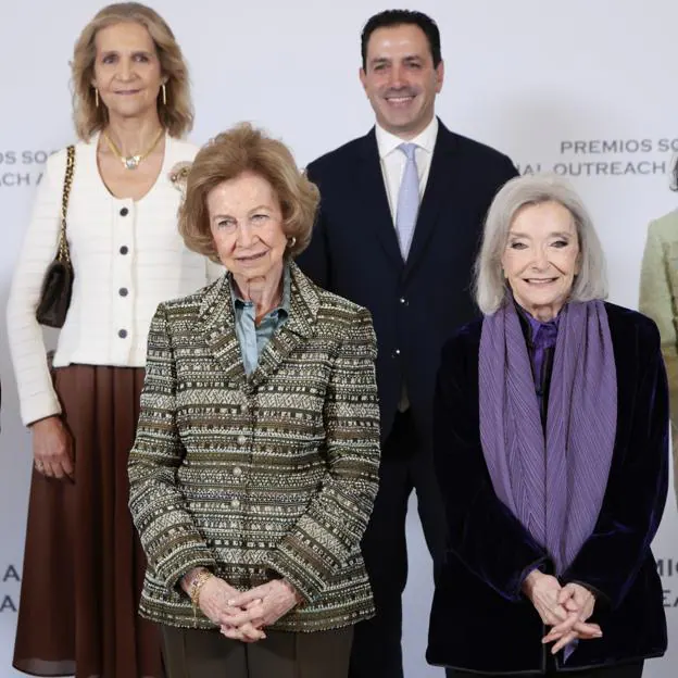 La reina Sofia con Nùria Espert. Detrás, la infanta Elena.