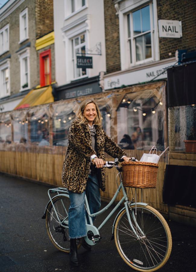 Look con abrigo de leopardo y vaqueros. Foto: Launchmetrics spotlight.