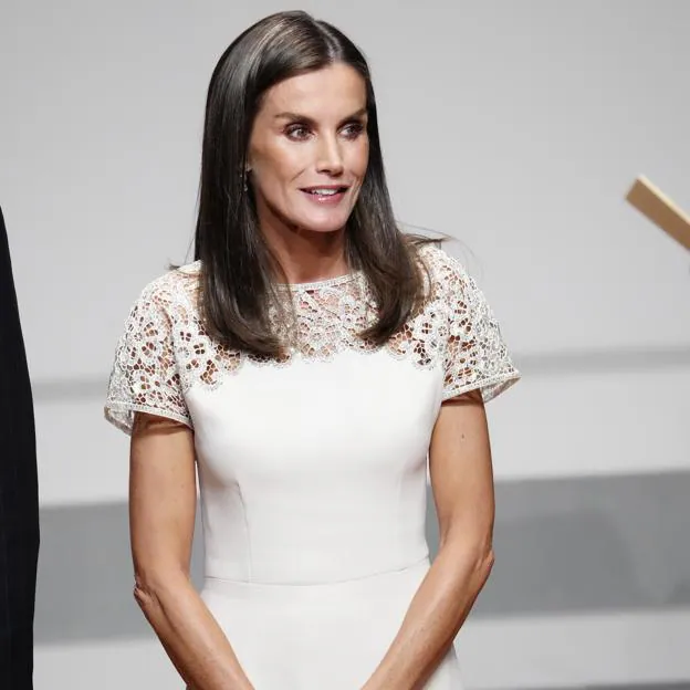 La reina Letizia acude a la entrega de los Premios Nacionales de Cultura con un elegante vestido blanco de encaje