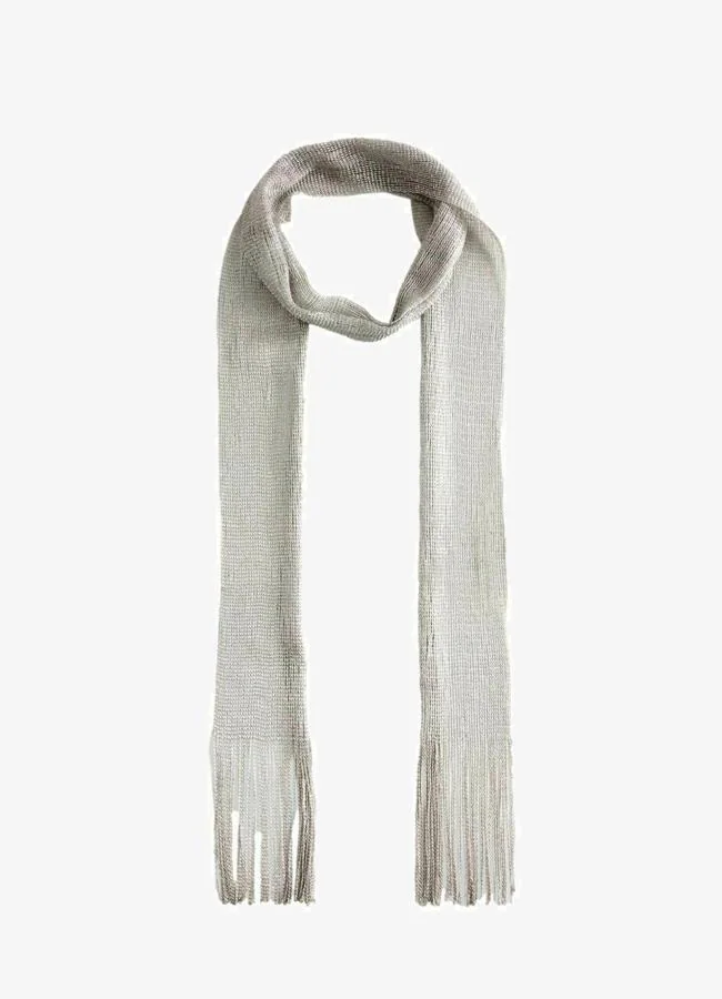 Bufanda gris delgada de Next, a la venta en Zalando, 13 euros.